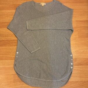 Michael Kors med Grey sweater with Buttons detailing on both sides for size XL
